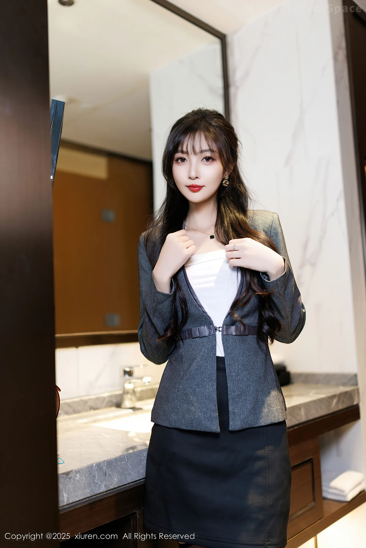 图片[4]-[XiuRen秀人网] VOL.9957 模特樱桃小阑子性感紫色蕾丝内衣配黑丝吊袜秀曼妙身姿诱惑写真85P-秀人网官方网站